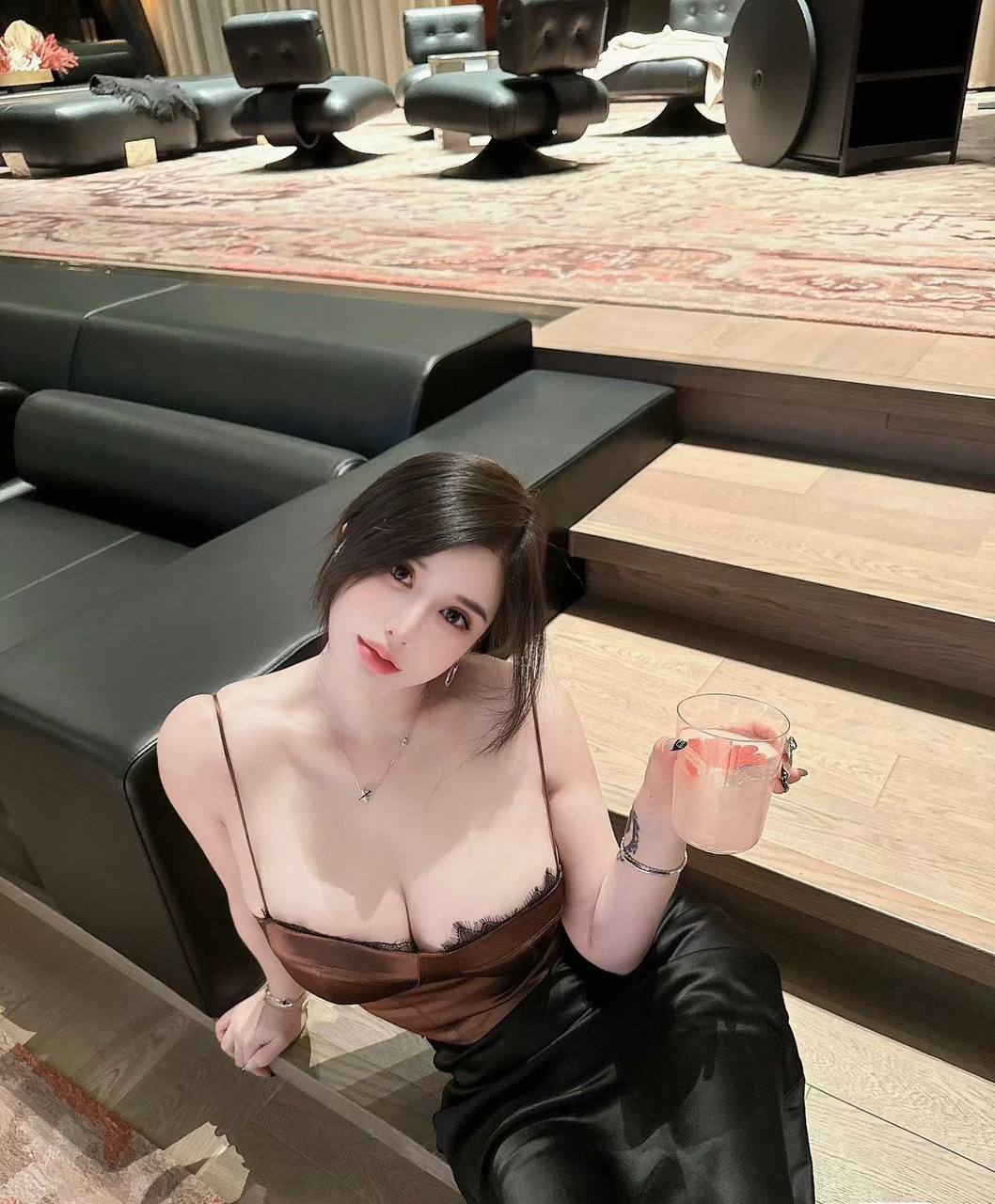 欧美身材高大白灵汐