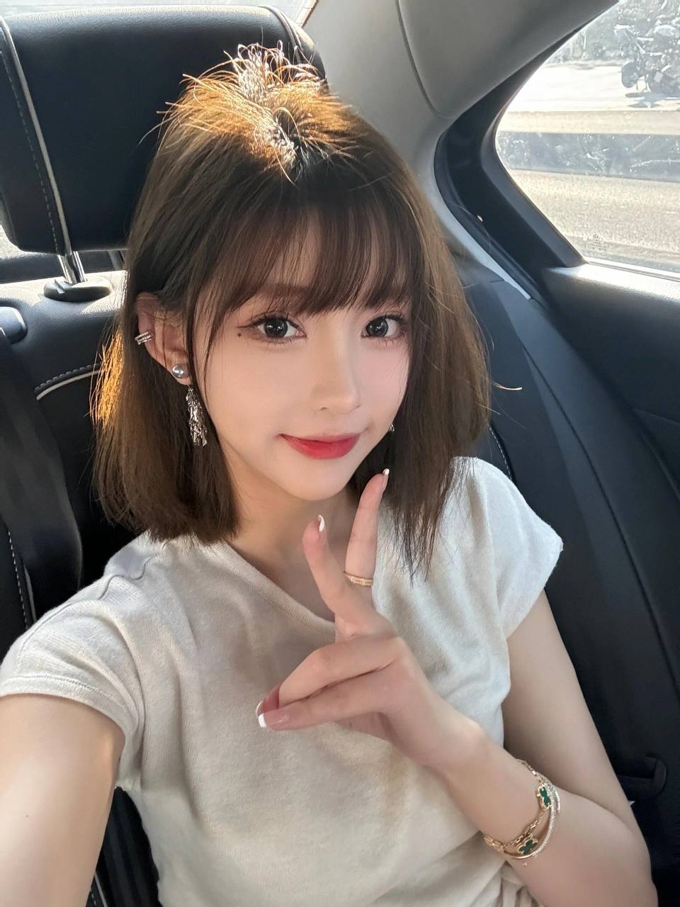 活泼短发辣妹Risa
