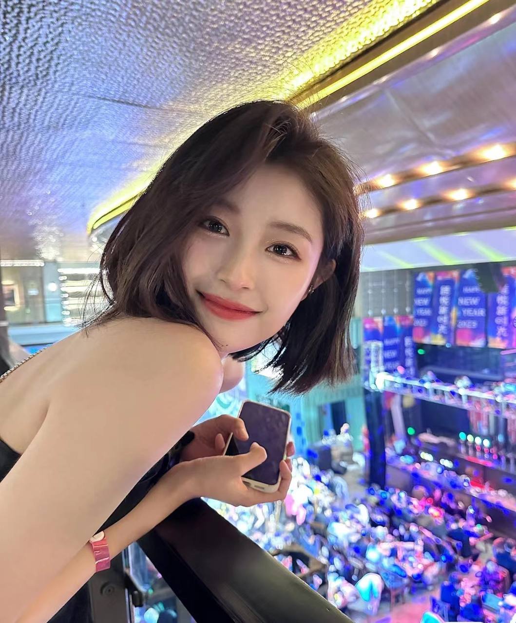 活泼短发辣妹Risa