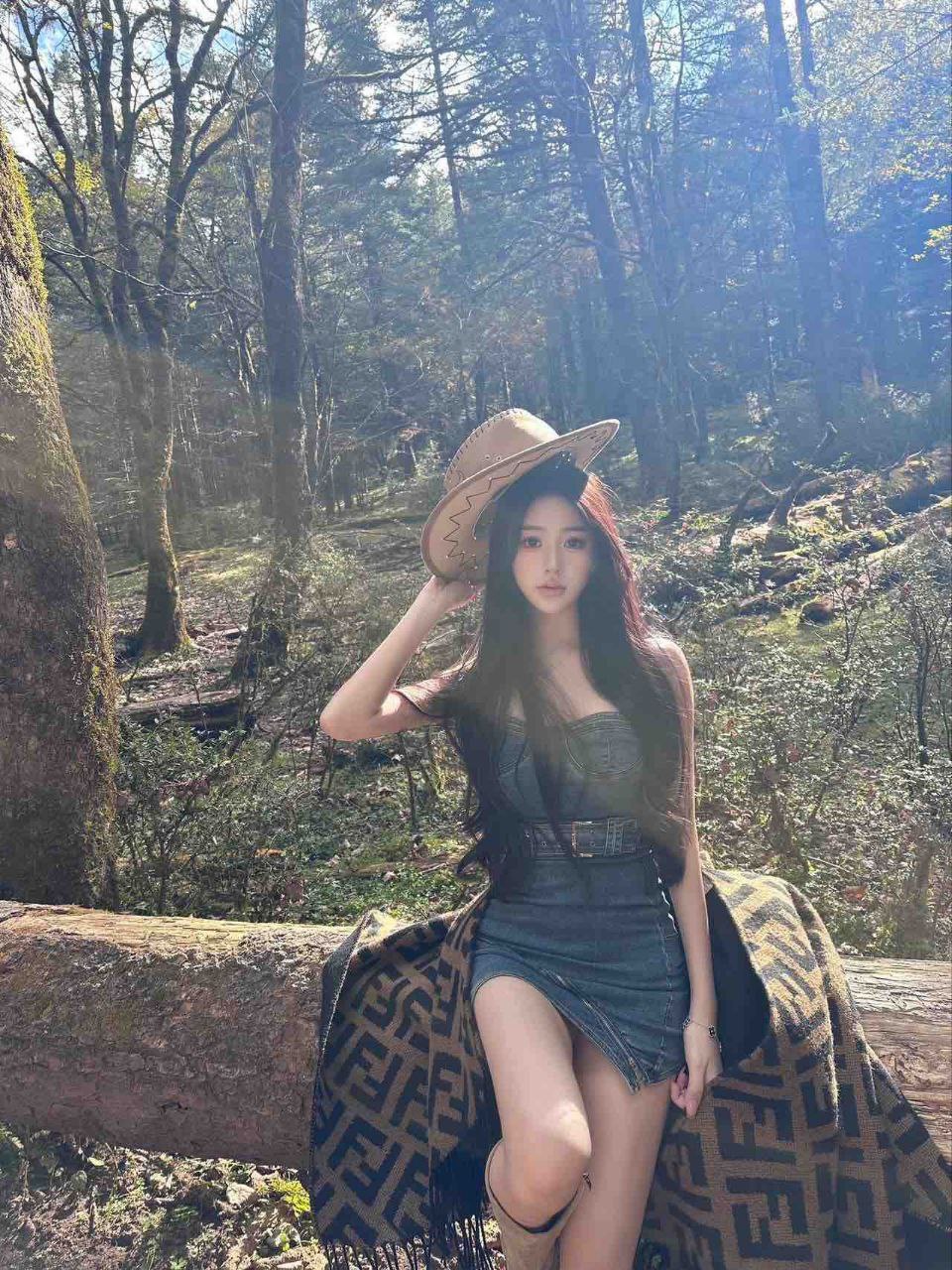落落大方美女Naven