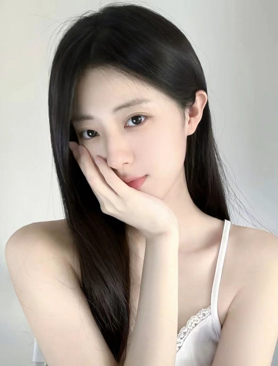 纤细女优身材瑷拉