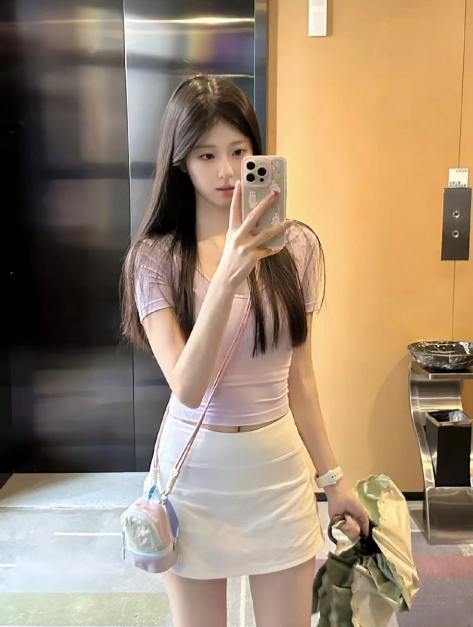 纤细女优身材瑷拉