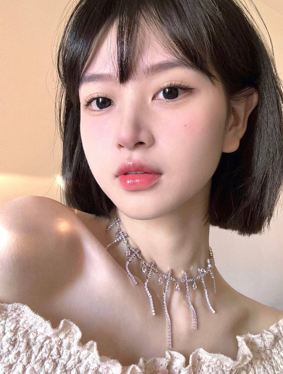 落落大方短发妹Derys