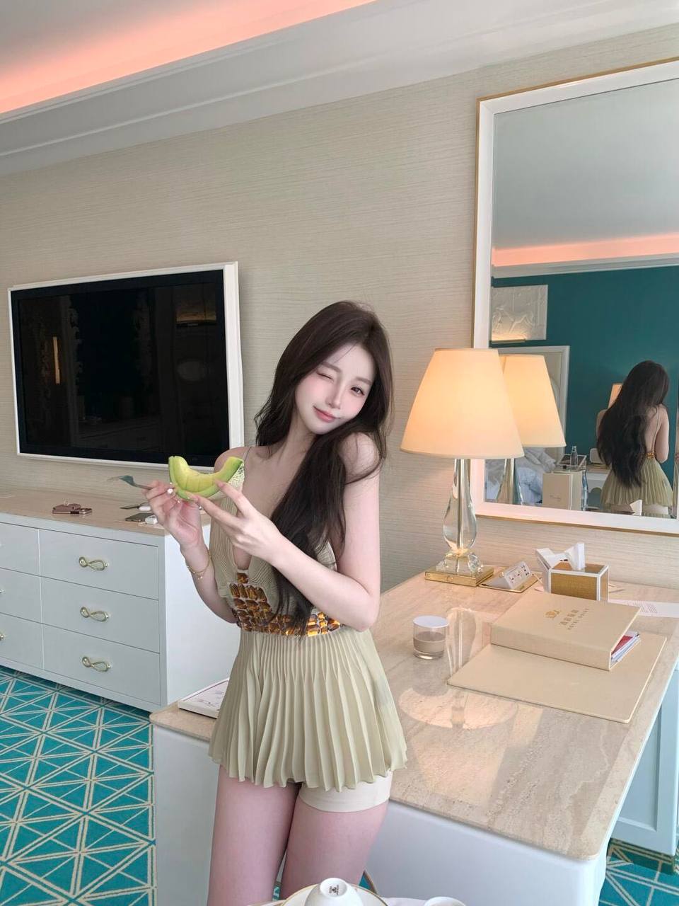 轻盈纤细身形语薇