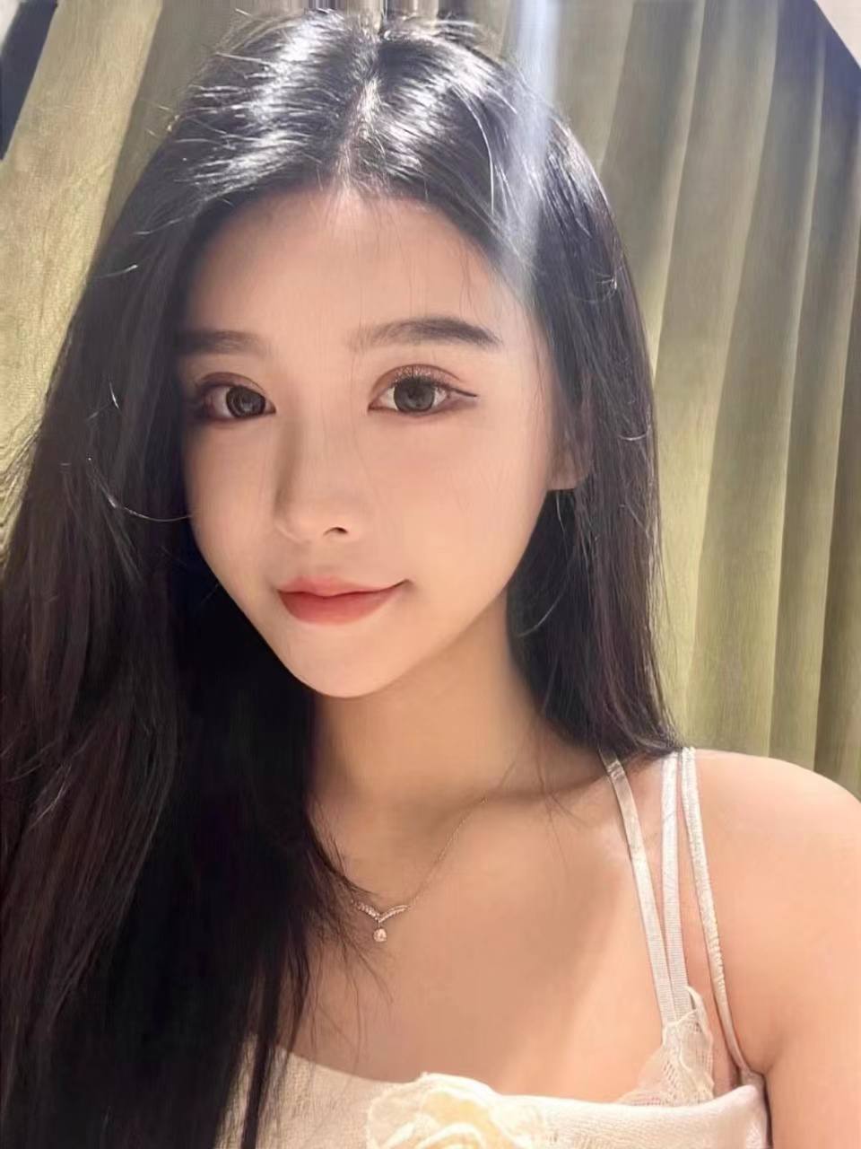 纤细平面模特以宁