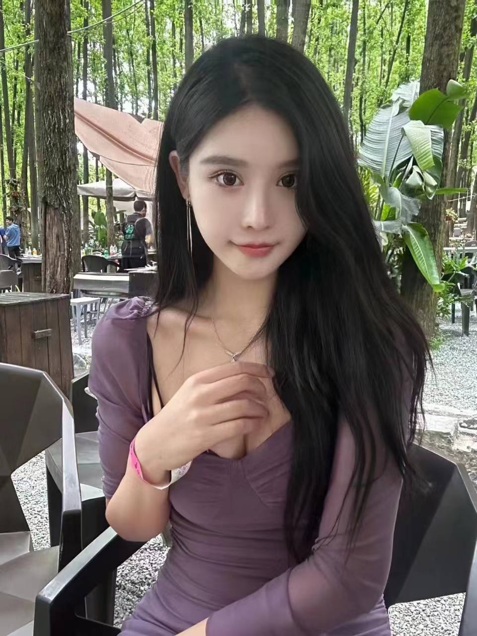 纤细平面模特以宁