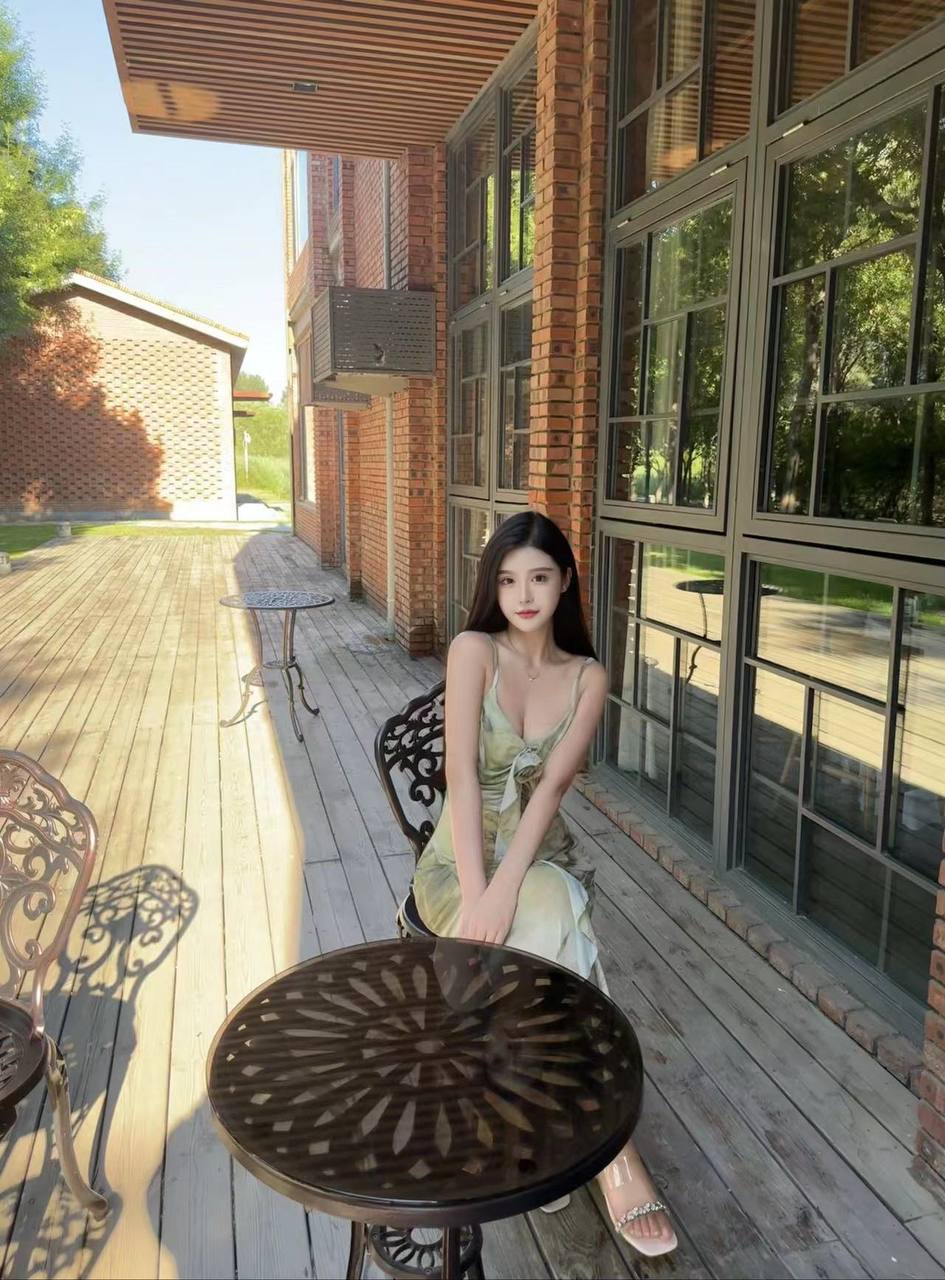 纤细平面模特以宁