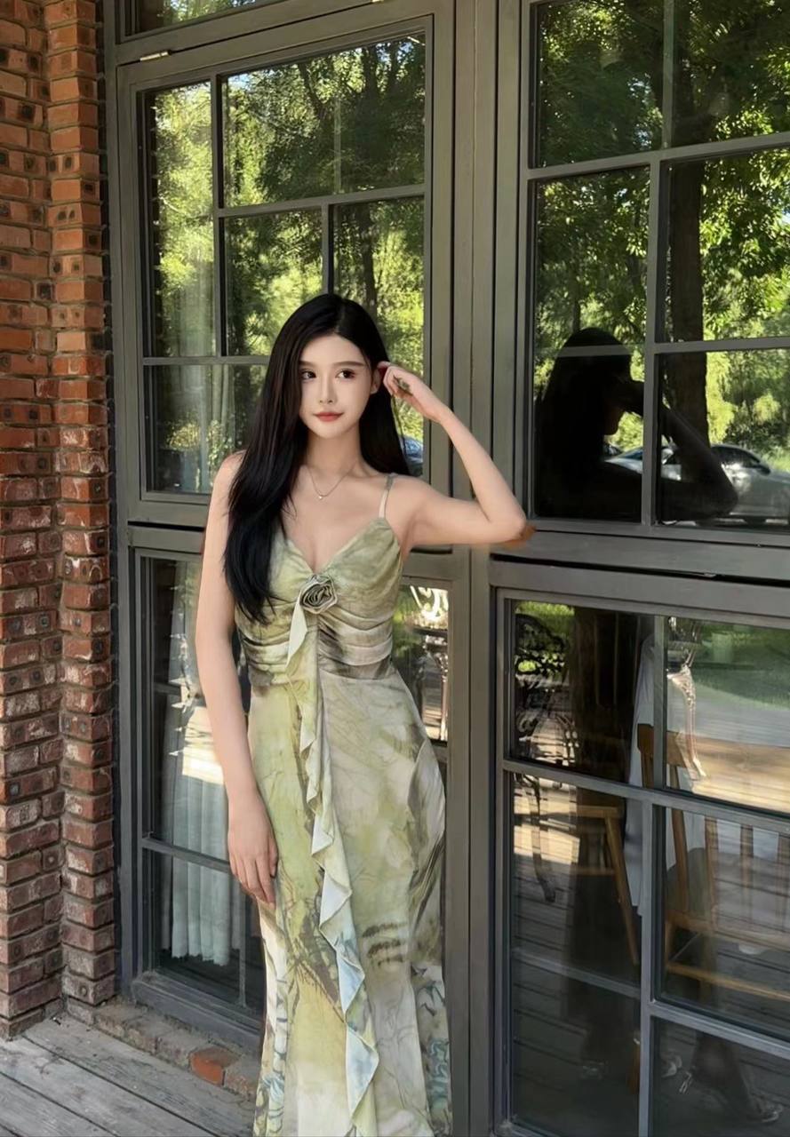 纤细平面模特以宁