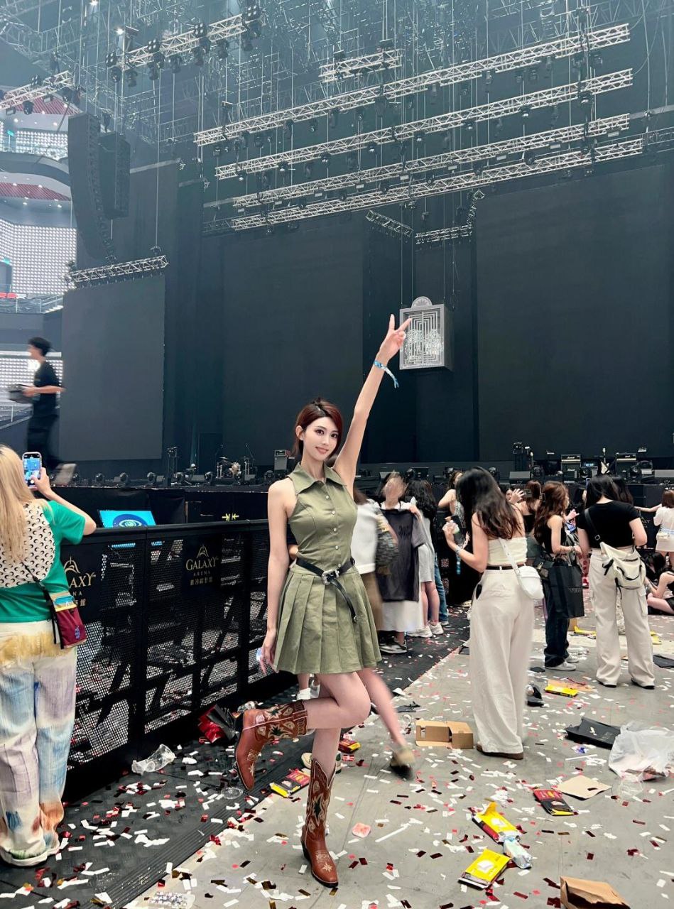 品牌官方合作车模Neral