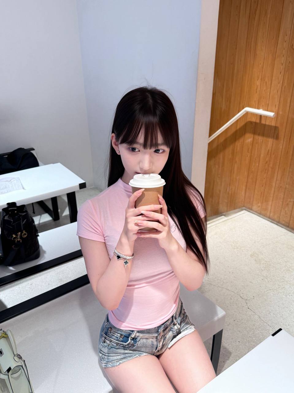 身形气质兼具学妹Devin