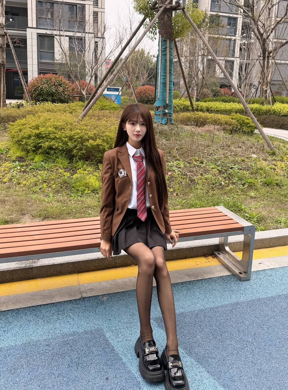 眉眼清秀小美女Adriana
