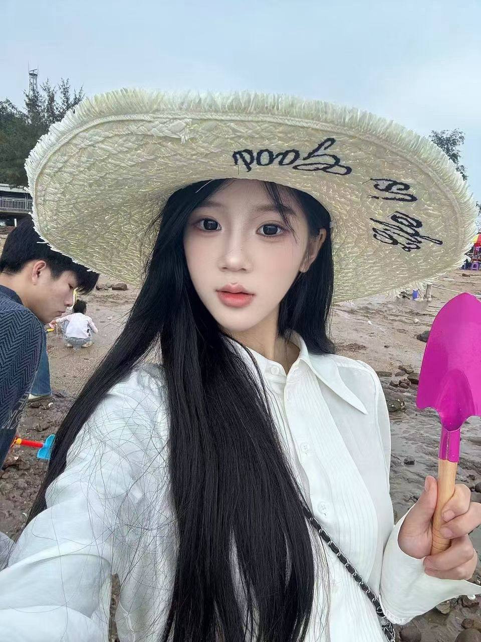 眉眼清秀小美女Adriana