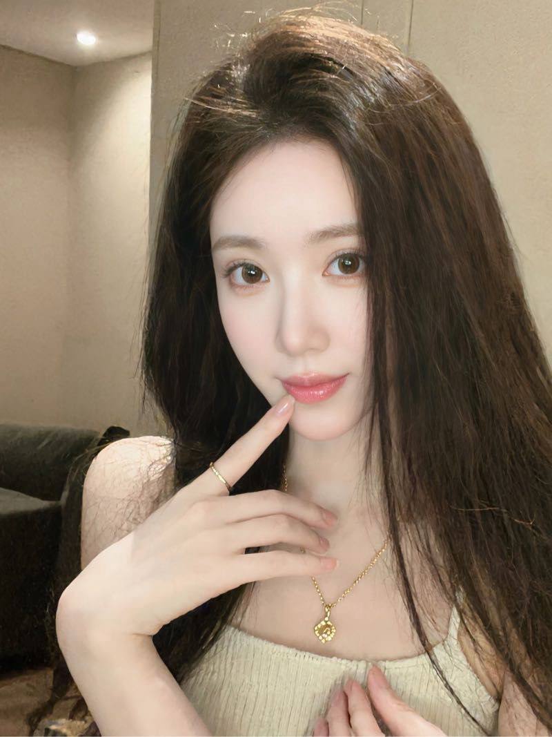 气质干净耐看甜妹小鹿