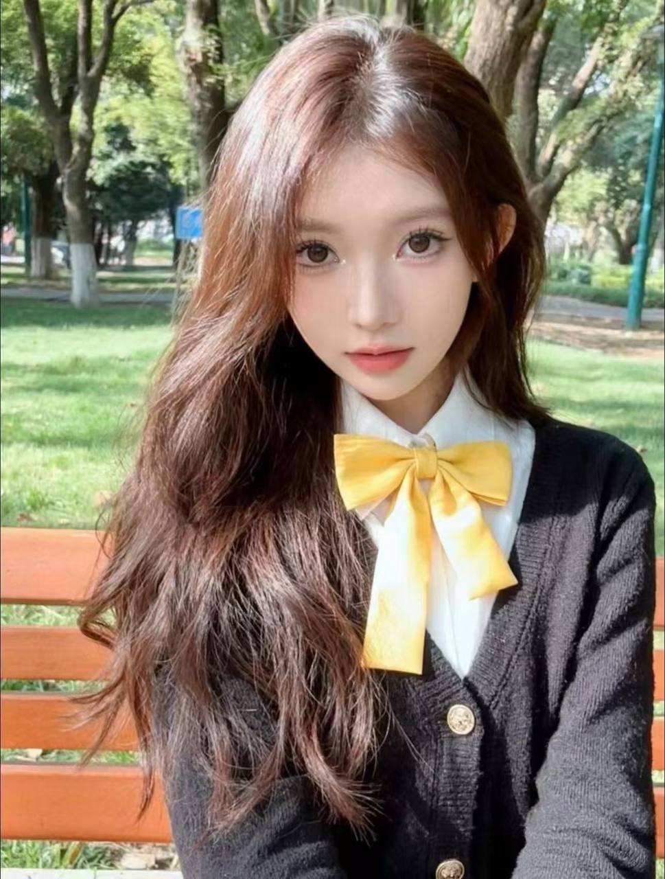 娇小玲珑美女校花Emma