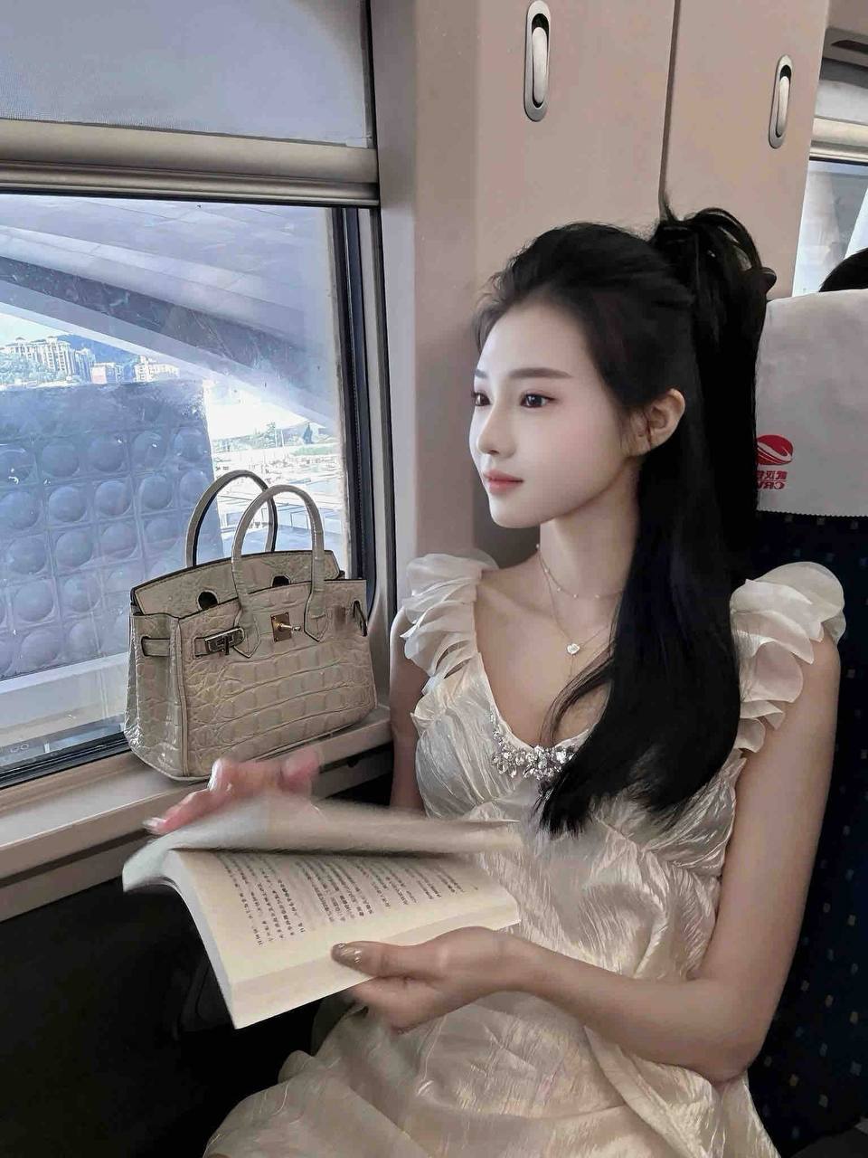 小巧精致脸Hazel