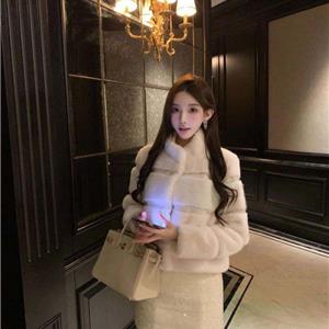 外形出众​圈外女友Halyn