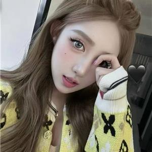 美妆博主Rosalie