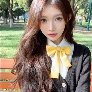 娇小玲珑美女校花Emma